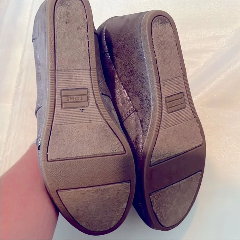 Final price drop❌TOMS Metallic taupe wedge ankle booties